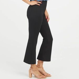 Spanx. The Perfect Black Pant. Cropped Flare. Size Regular, Medium.